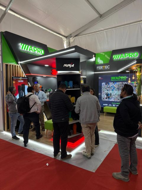 Visitantes conociendo el Pañolero Virtual Inteligente en EXPONOR 2026