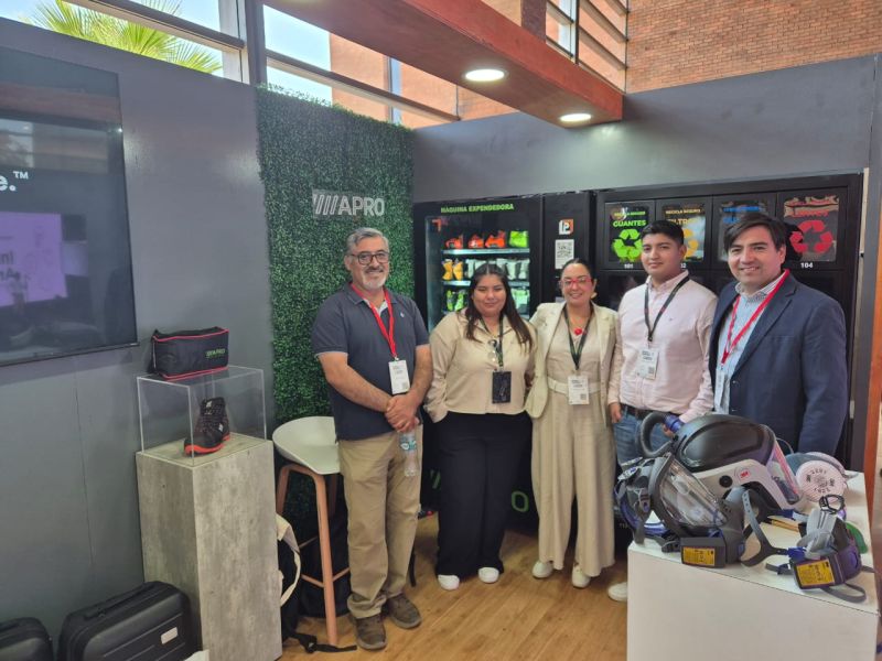 Equipo de Isoprevent en el stand de Innova Aramark 2025