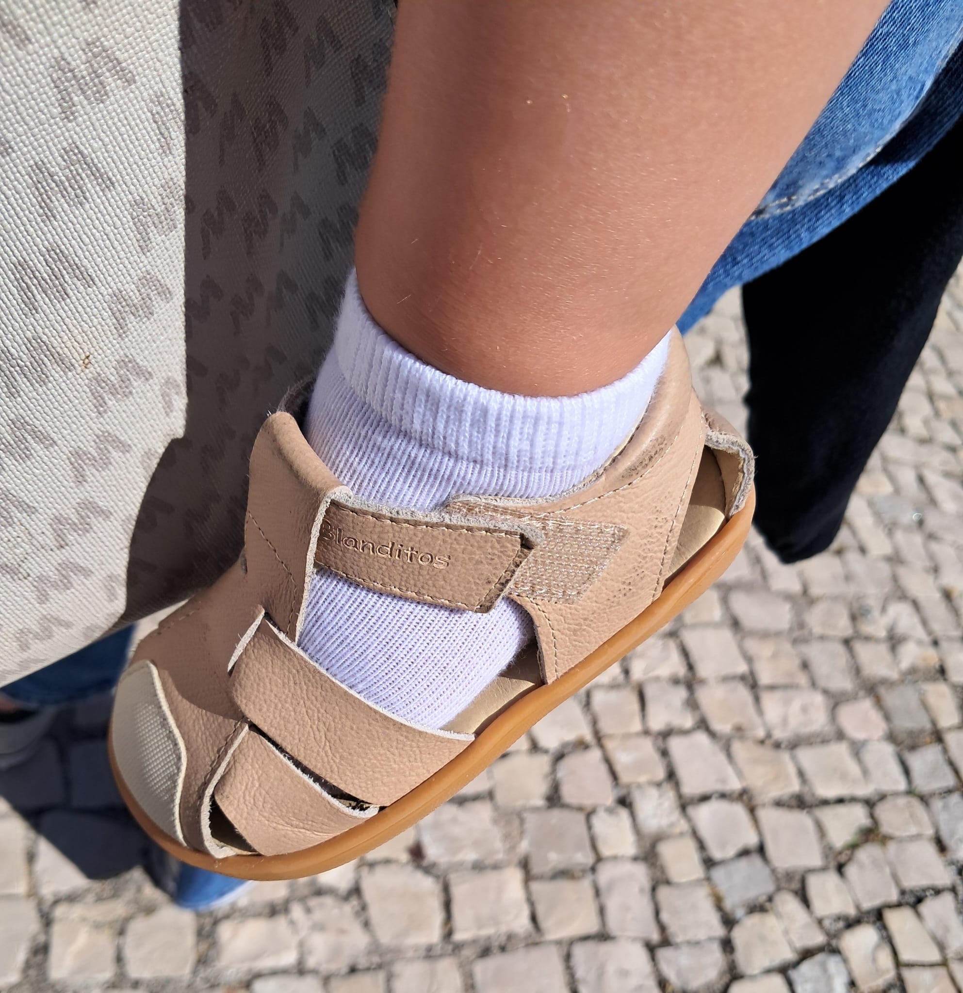 Criança a usar sandálias barefoot com meia