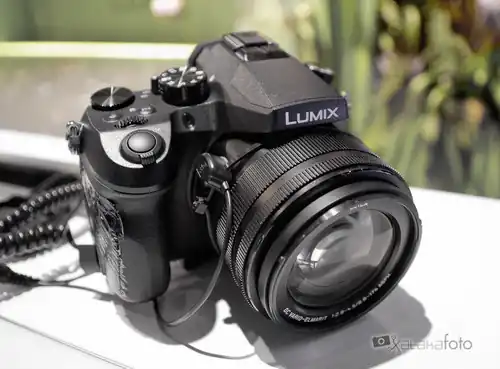 Cámara Panasonic Lumix, un modelo bridge que combina las características de una cámara compacta y una DSLR, ideal para fotografía versátil