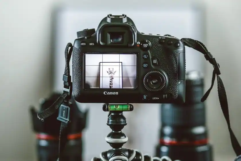 Cámara Canon mostrando la pantalla LCD con el enfoque automático (AF) activado