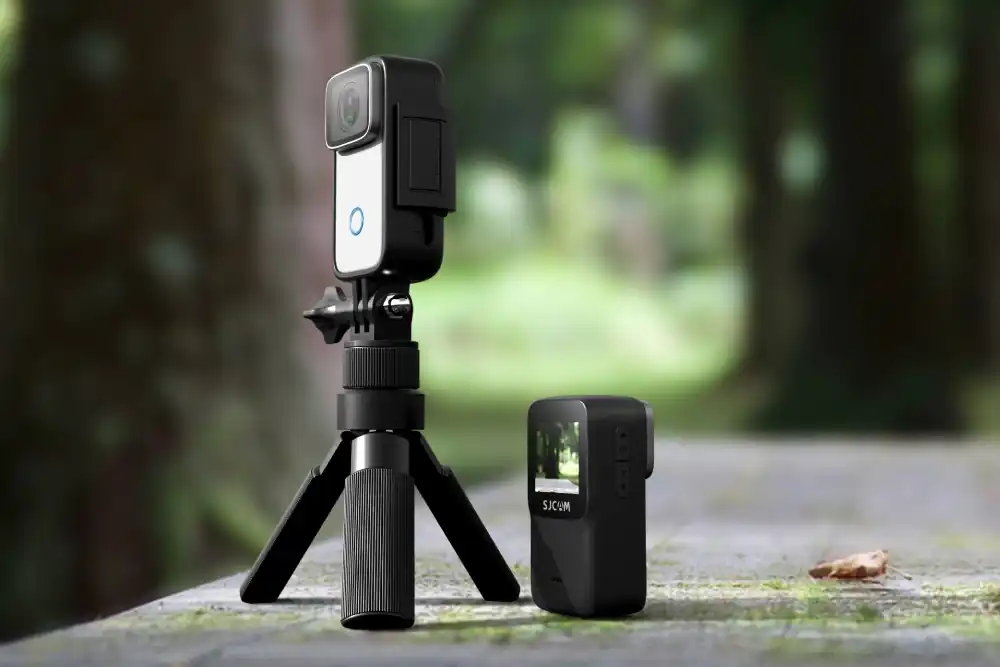 Cámara de acción HD SJCAM montada en un trípode, mostrando su diseño compacto y funcional para grabar en alta definición
