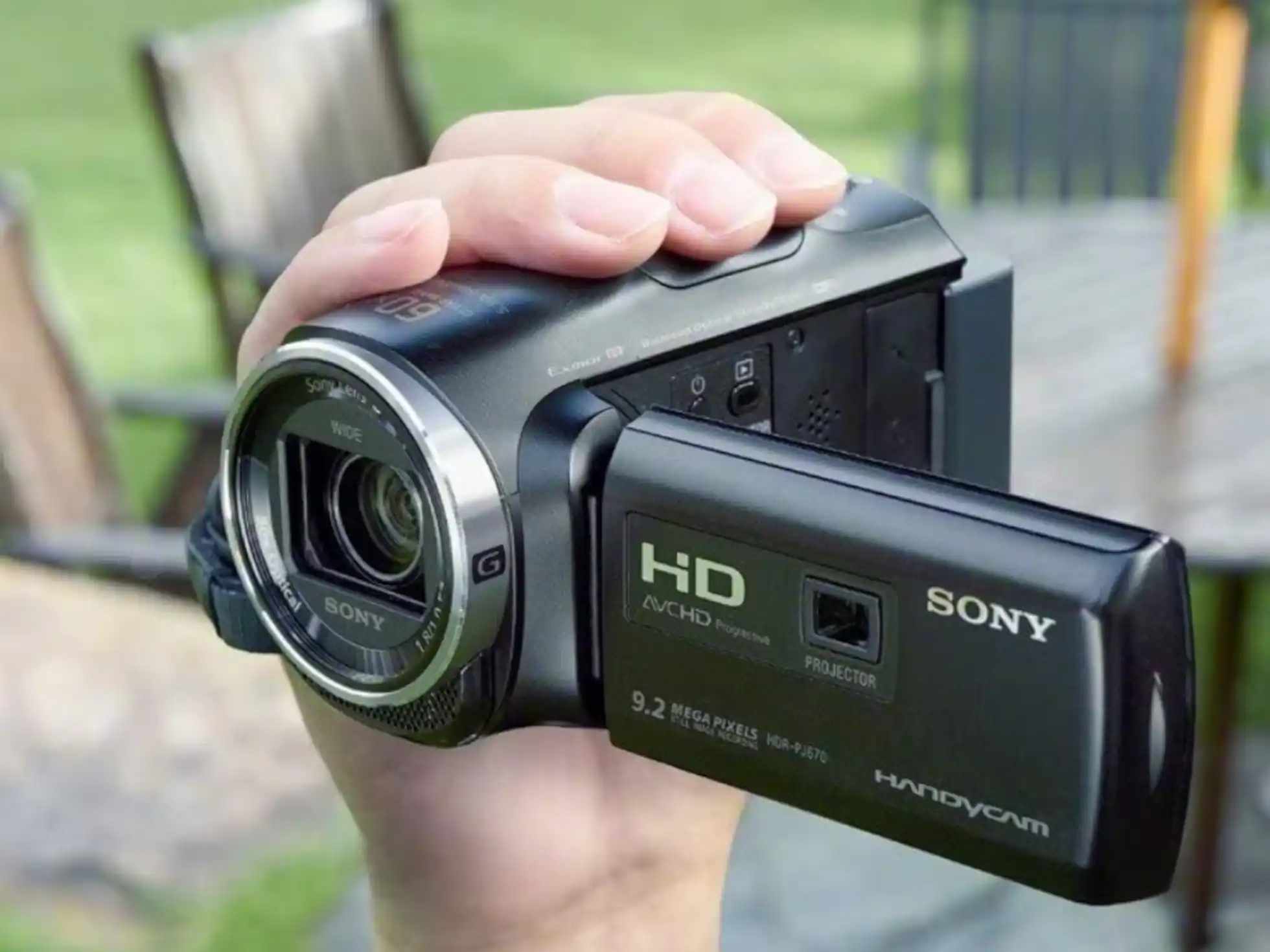 Cámara Sony Handycam HD, diseñada para grabar en alta definición con un lente óptico de calidad y pantalla de visualización.