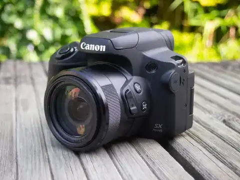 un modelo bridge que combina características de cámaras compactas y DSLR para un rendimiento versátil.