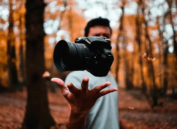 mostrando un modelo DSLR, similar a una cámara bridge que ofrece un balance entre cámaras compactas y profesionales