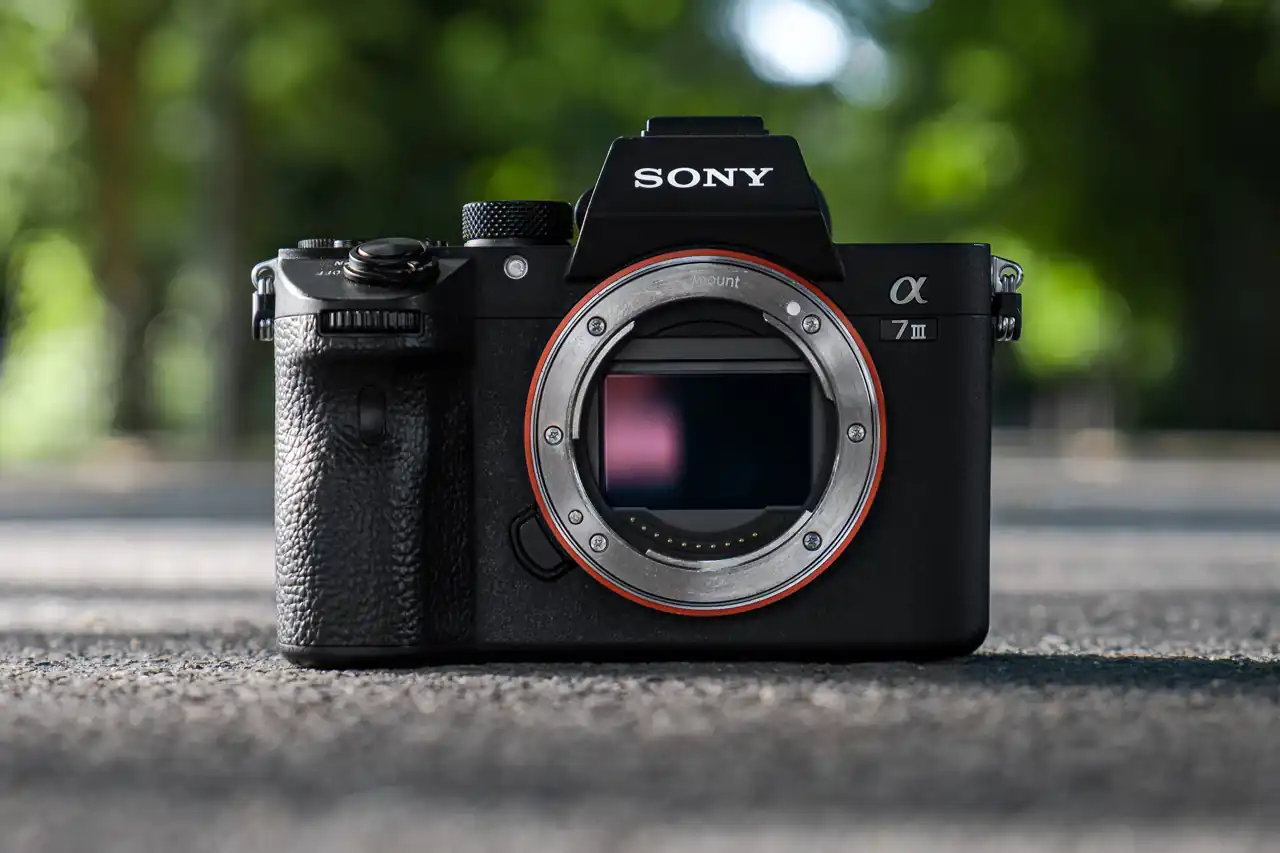 Cámara Sony Alpha 7 III con sensor full frame, diseño compacto y moderno, ideal para fotógrafos profesionales