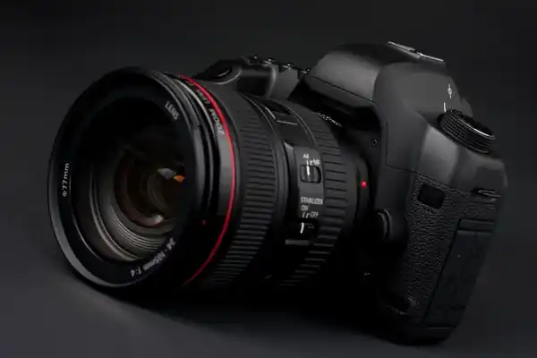 Imagen de una cámara SLR digital con lente de 77mm, destacando su diseño robusto y sofisticado, ideal para fotógrafos profesionales
