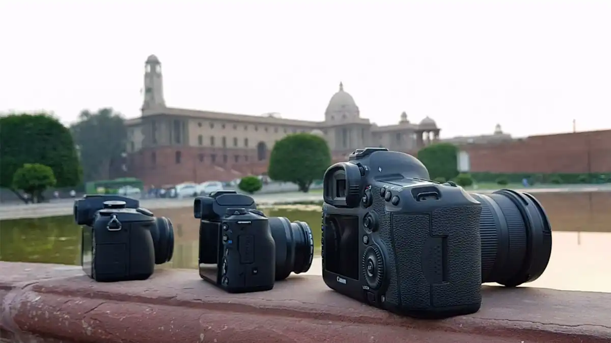 Muestra las diferencias de tamaño y diseño entre las cámaras full frame y modelos más pequeños.