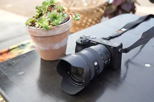 Cámara Sony con lente de montura APS-C, mostrando el diseño compacto ideal para fotografía portátil.