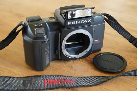 foto de camara pentax mostrando que es una camara SLR