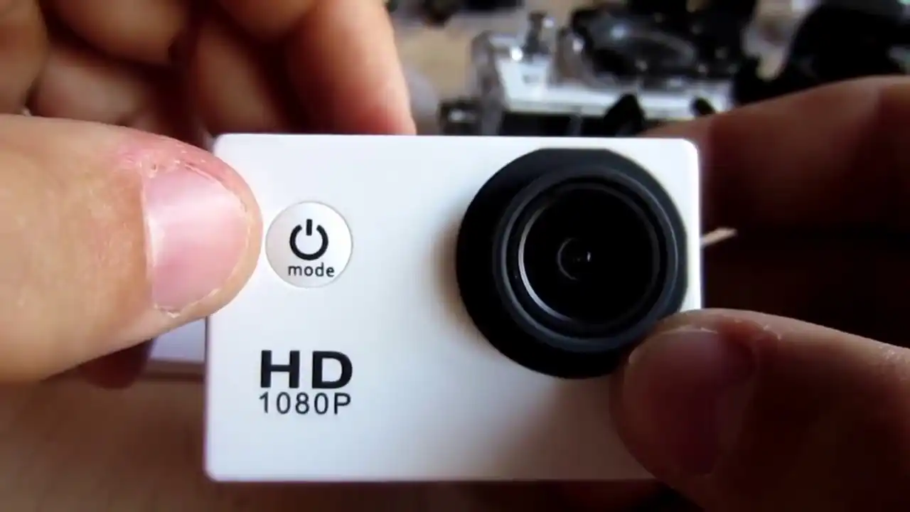 Cámara de acción compacta mostrando el logo HD 1080P, diseñada para grabar en alta definición.