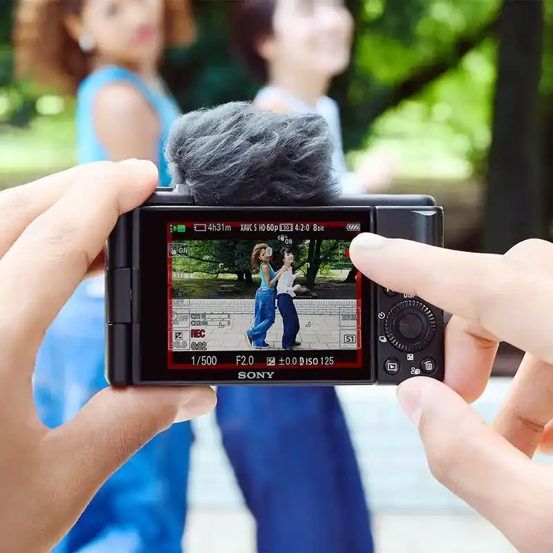Cámara Sony con pantalla táctil mostrando la grabación en HD de dos personas bailando