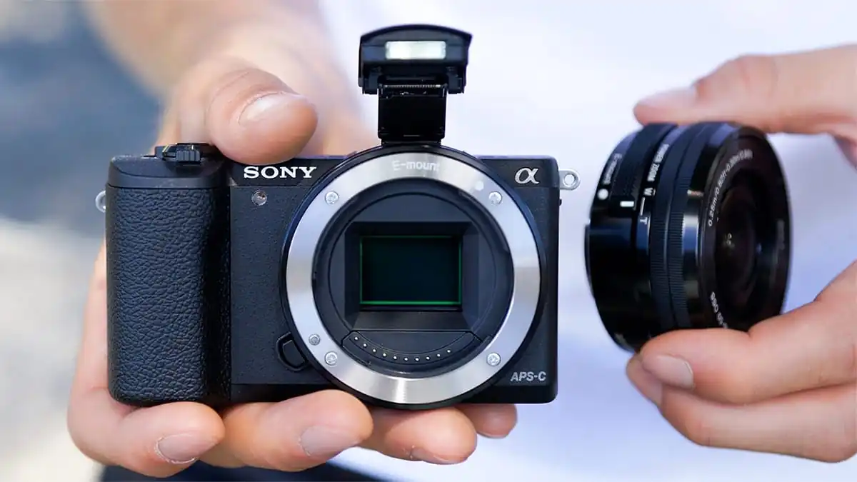 Cámara Sony con sensor APS-C, mostrando el tamaño del sensor más pequeño en comparación con los sensores full frame.