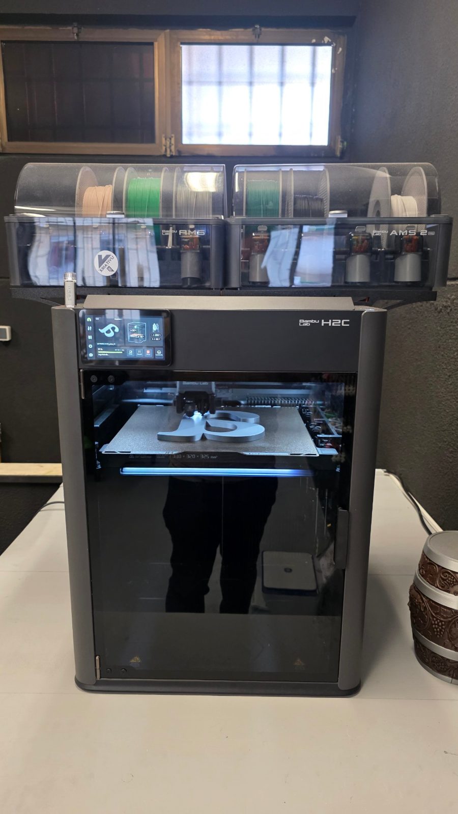 Impressora 3D Bambu Lab H2C com AMS a imprimir na Kriativu3D