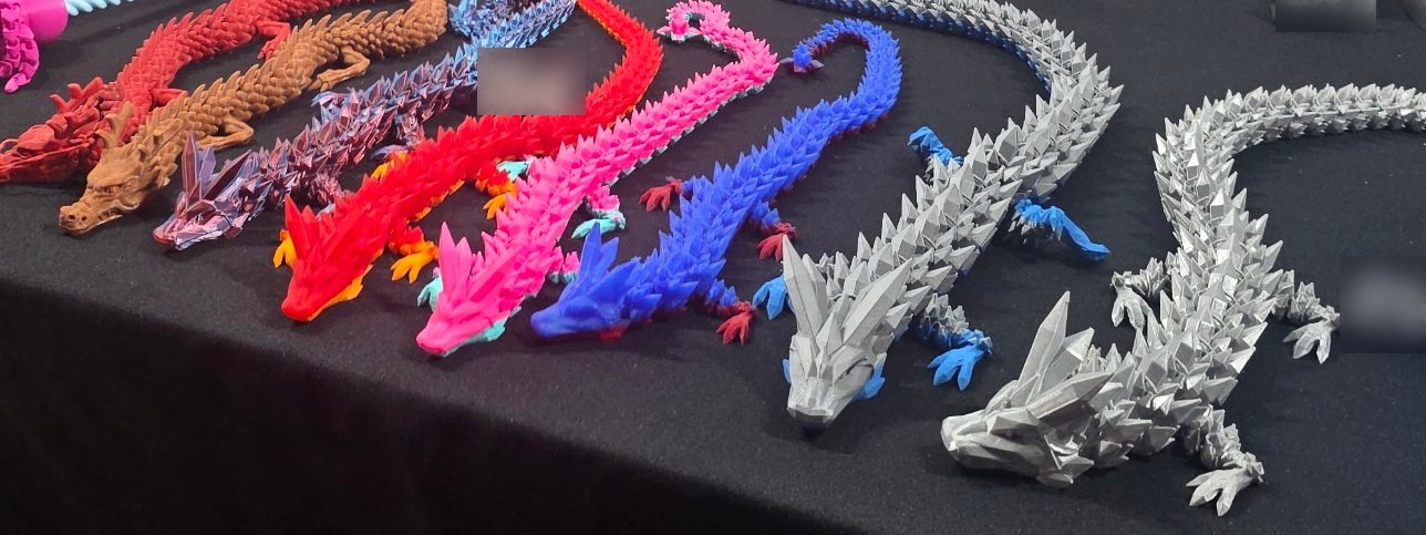 Dragões articulados impressos em 3D em várias cores na banca da Kriativu3D na Feira Saloia de Santo André