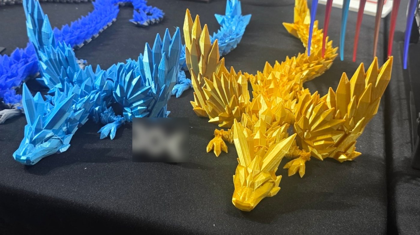 Dragões de cristal articulados impressos em 3D em azul e dourado