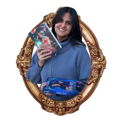 J. M. Suárez, autora de Letras y Punto Editorial en Chile, junto a su obra publicada como parte del catálogo de libros y autores de la editorial.