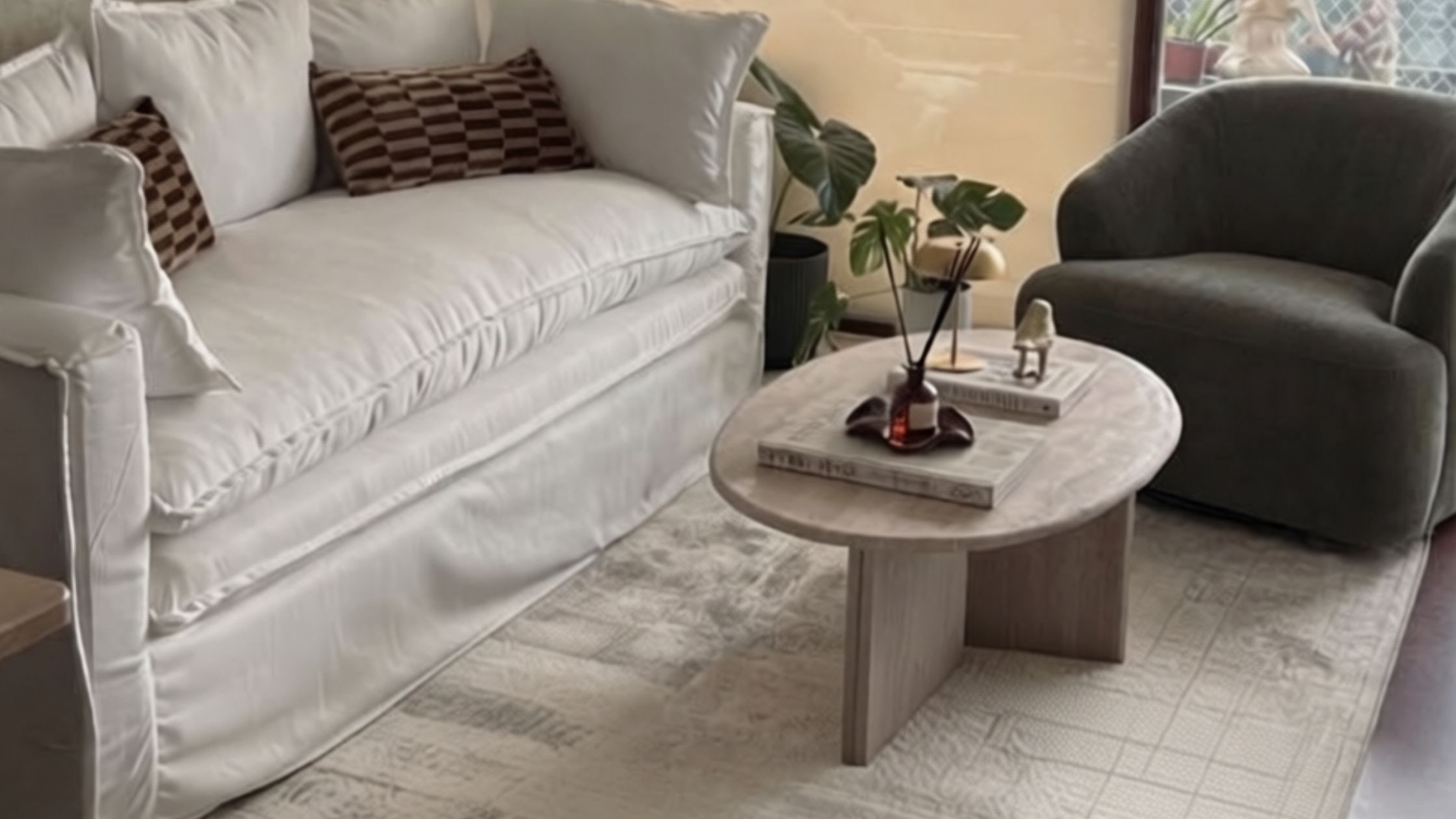 Mesa de centro de mármol estilo escandinavo en living moderno