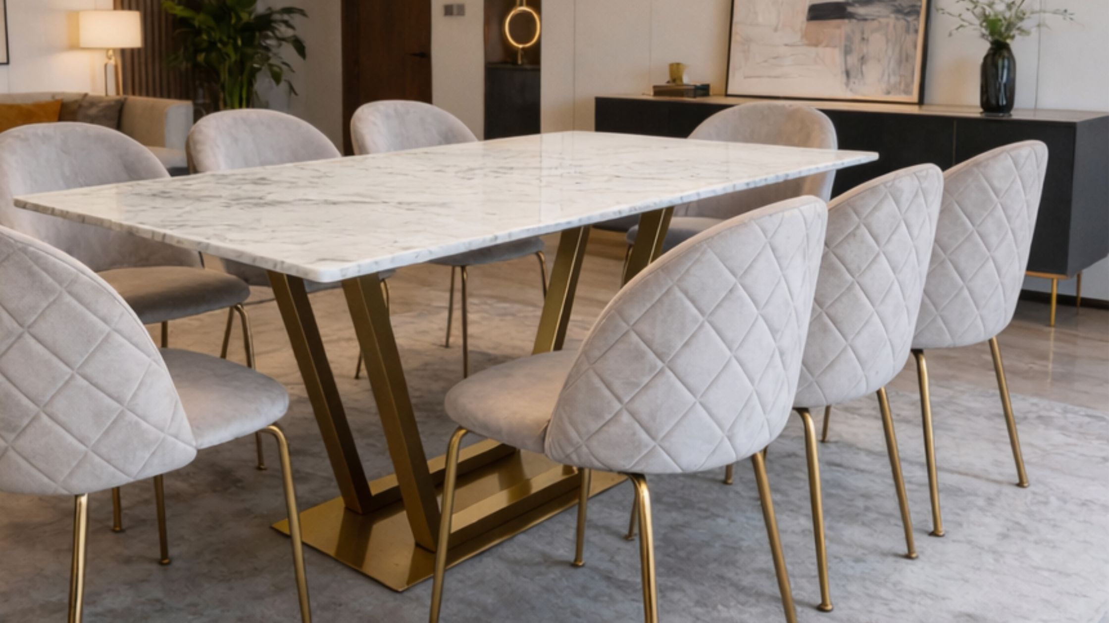 Mesa de comedor de mármol Carrara con sillas nórdicas tapizadas en gris