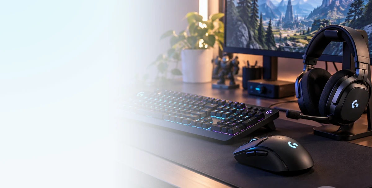 Teclado, mouse y audífonos Logitech G en un escritorio gamer