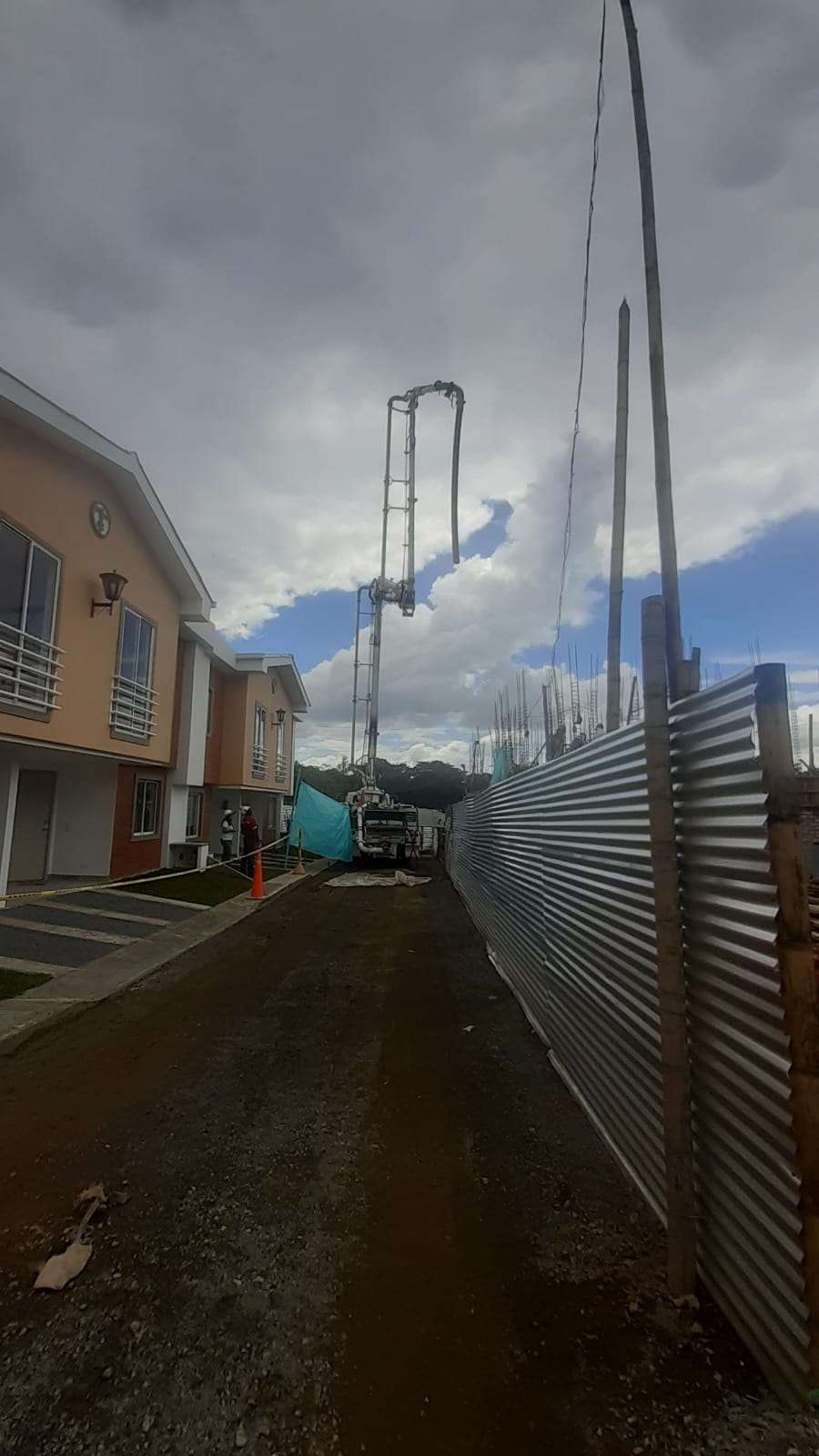 Bomba de concreto trabajando en obra de construcción en Popayán