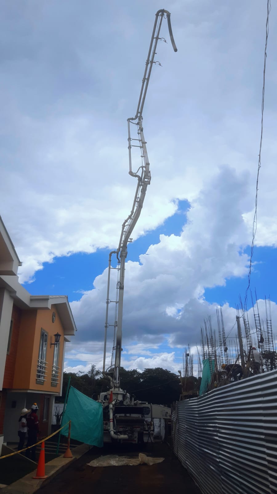 Brazo de bomba durante proceso de fundición de concreto en Popayán