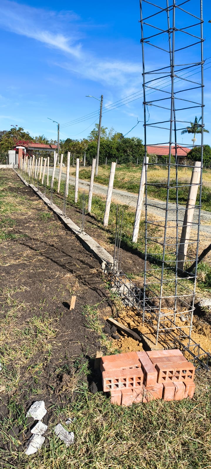 Cimentación y estructura de acero para construcción de muro en Popayán