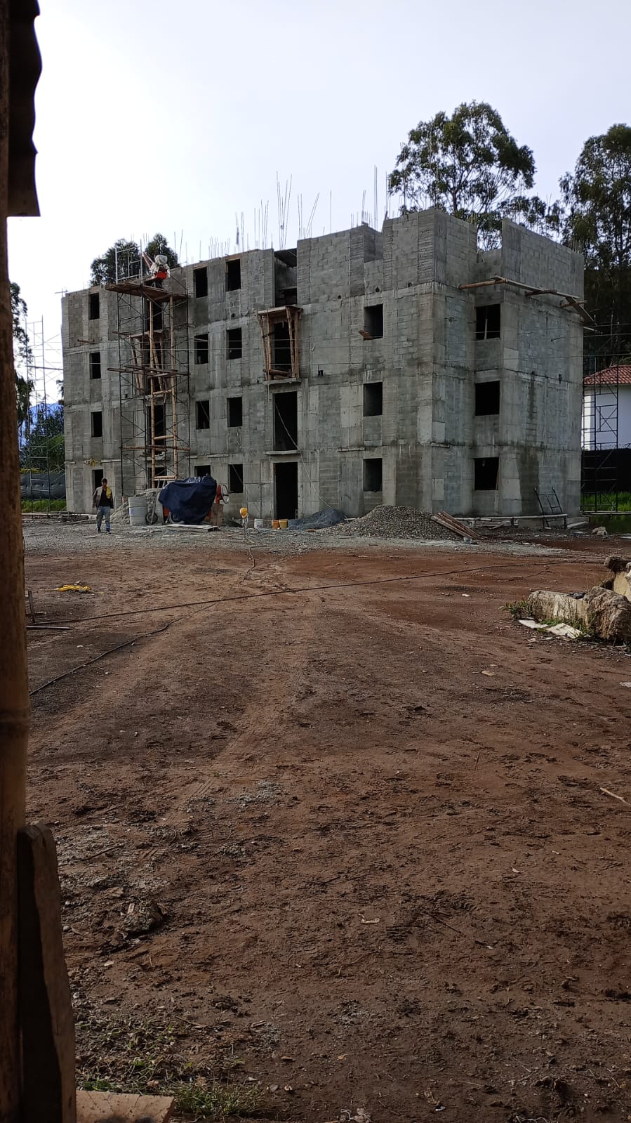 Edificio en obra negra durante proceso de construcción en Popayán