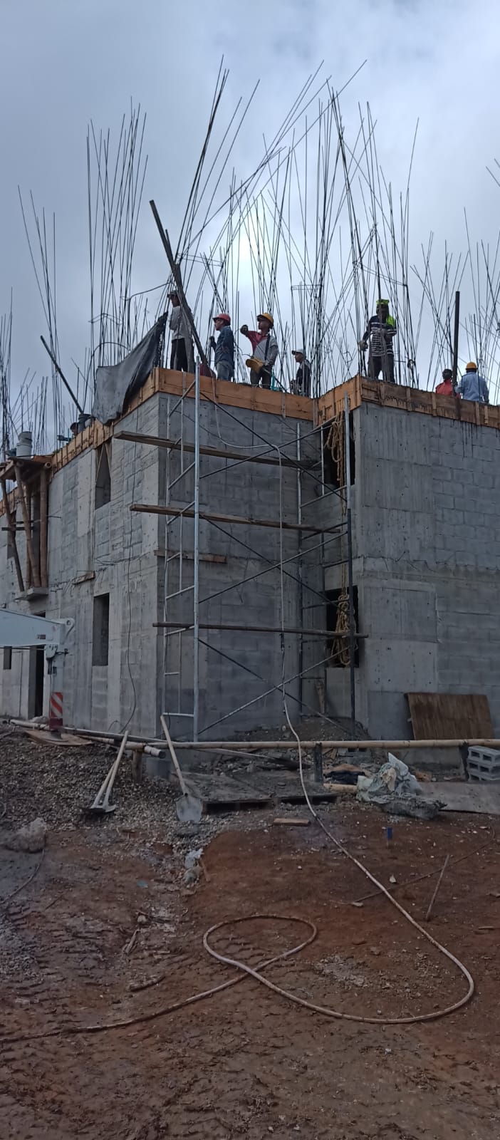 Trabajadores ejecutando estructura de edificio en obra negra