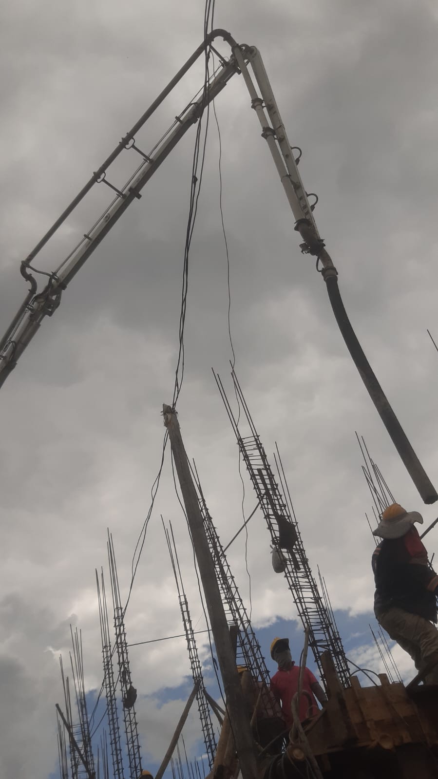 Fundición de concreto y estructura de acero en construcción