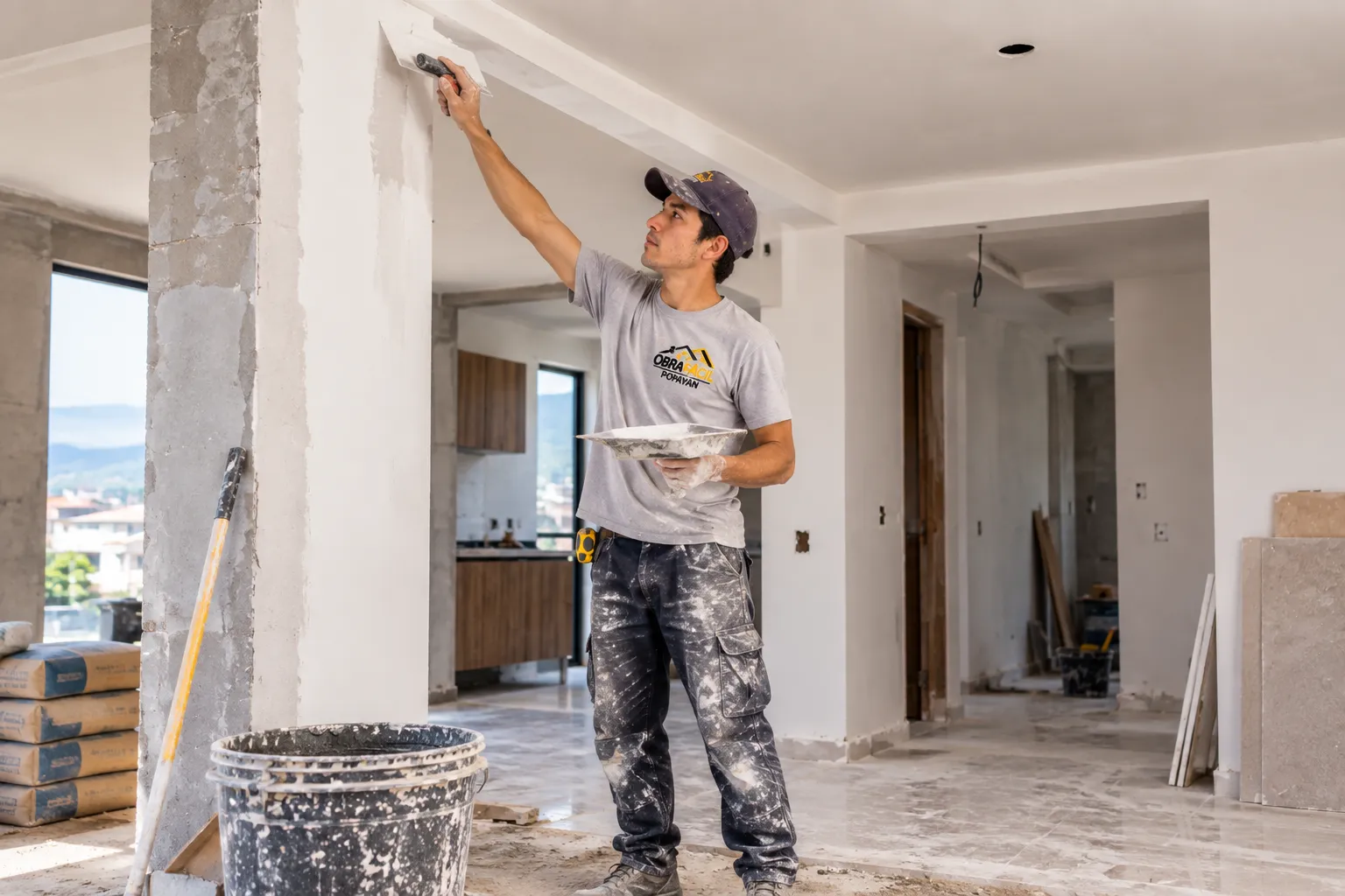 Trabajador realizando acabados de obra gris en vivienda en Popayán