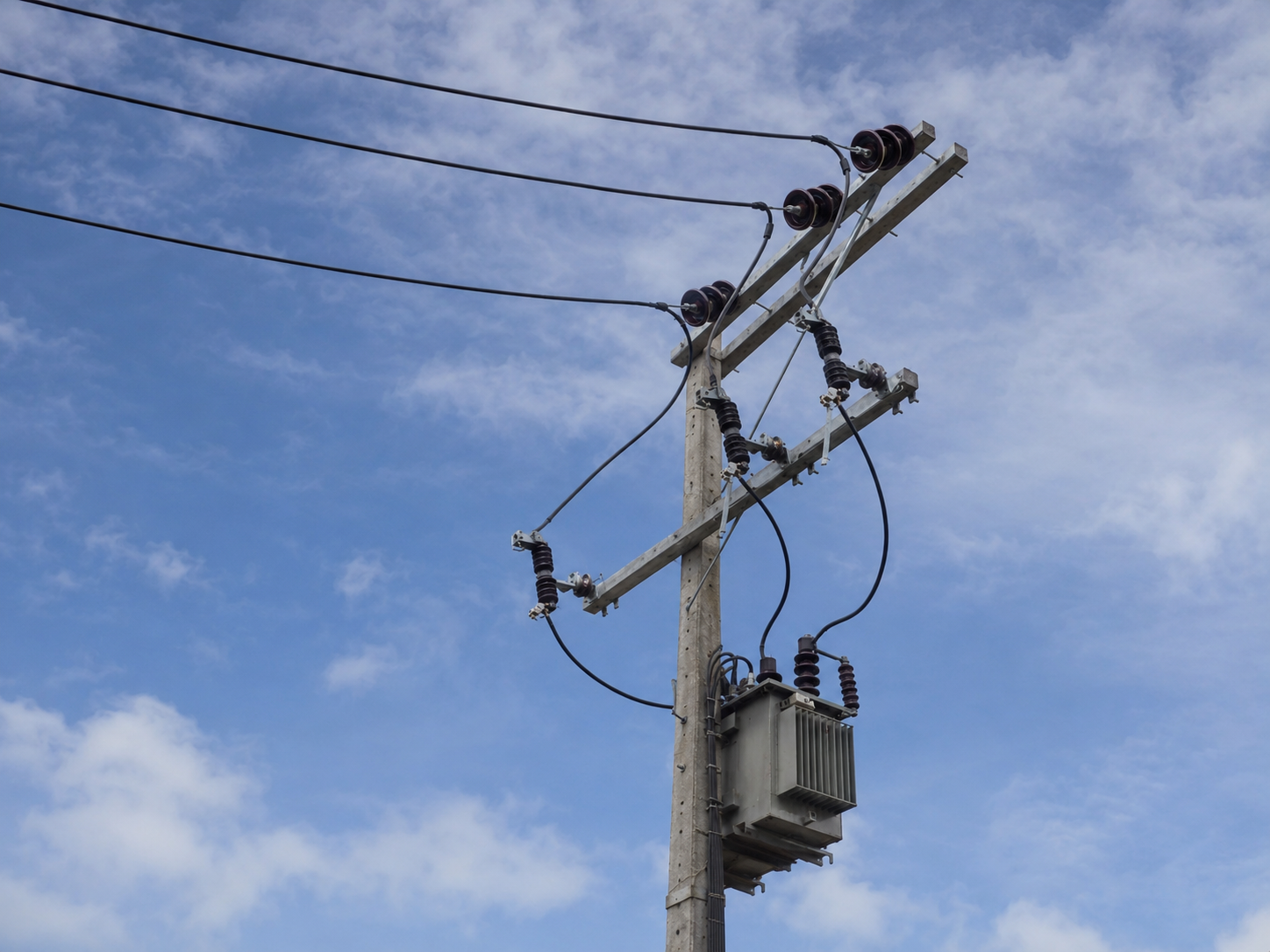 Transformador de distribución instalado en un poste eléctrico
