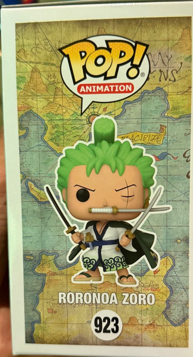 Lateral de la caja con el arte del mapa de One Piece, el personaje, su nombre y el número 923