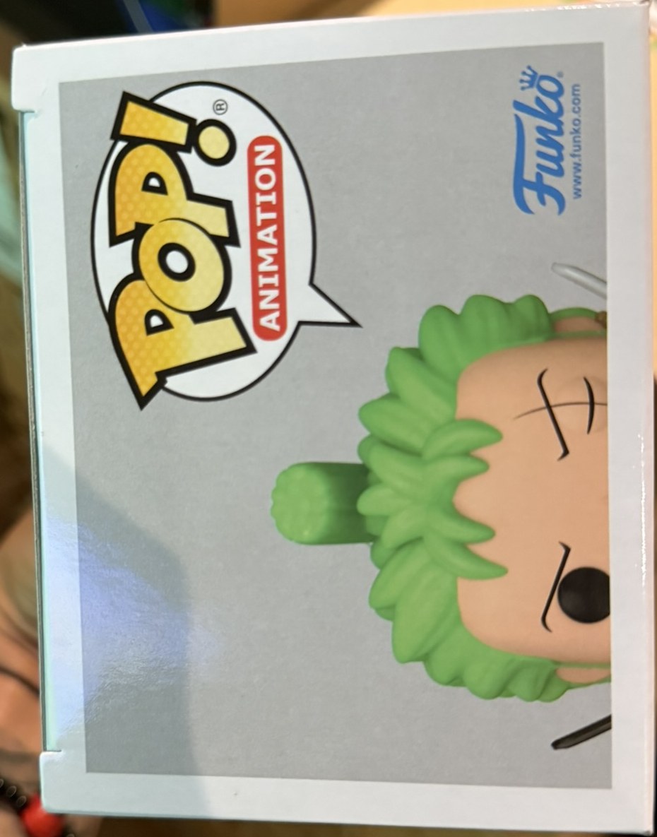 Parte superior de la caja con el logo POP! Animation, el logo de Funko y la figura de Roronoa Zoro
