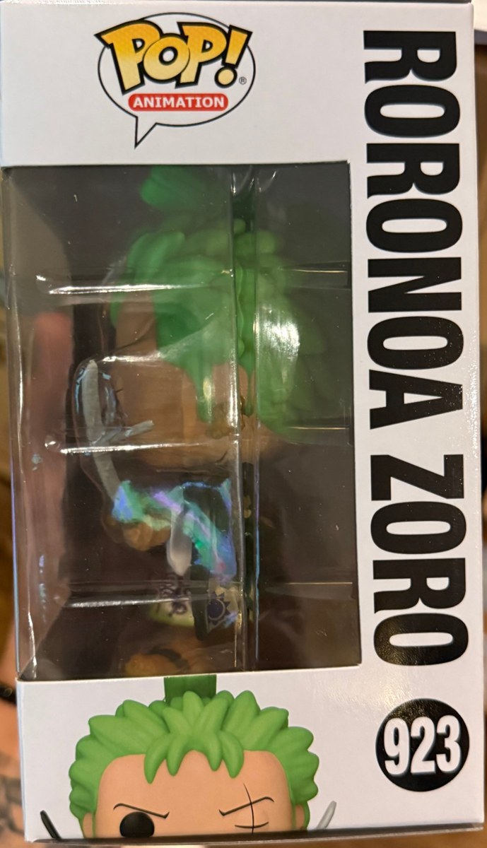 Lateral de la caja con la ventana transparente y el nombre Roronoa Zoro