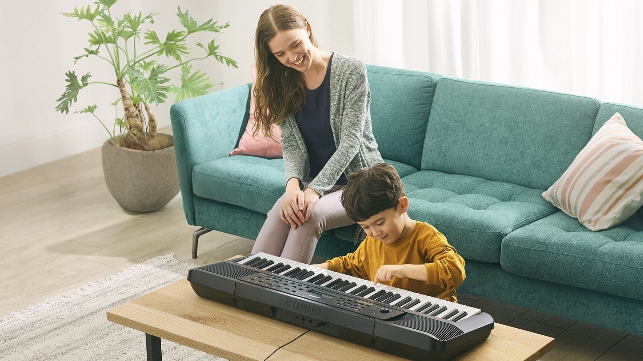 teclado Casio o Yamaha para niños principiantes aprendiendo música en casa
