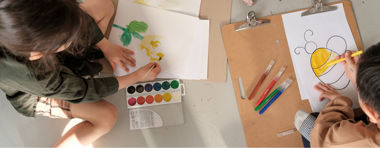 Niños pintando