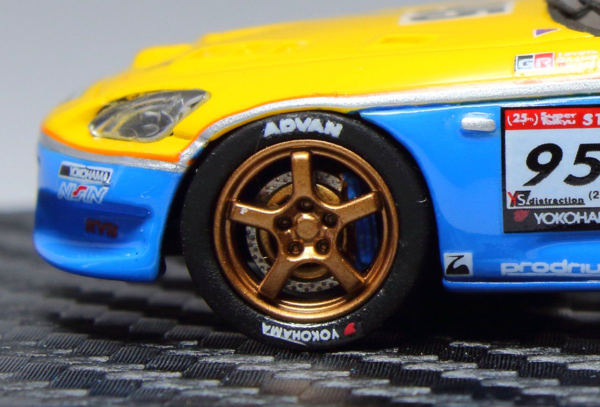 Detalle de rueda y neumático en miniatura premium 1:64